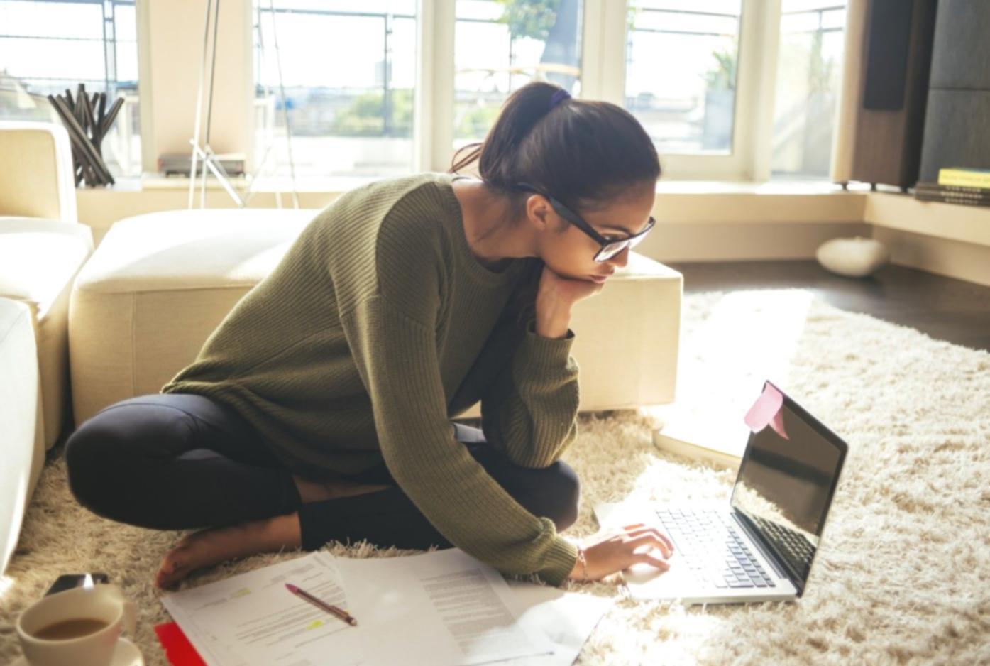 Detailaufnahme moderner Finanzanalyse am Arbeitsplatz