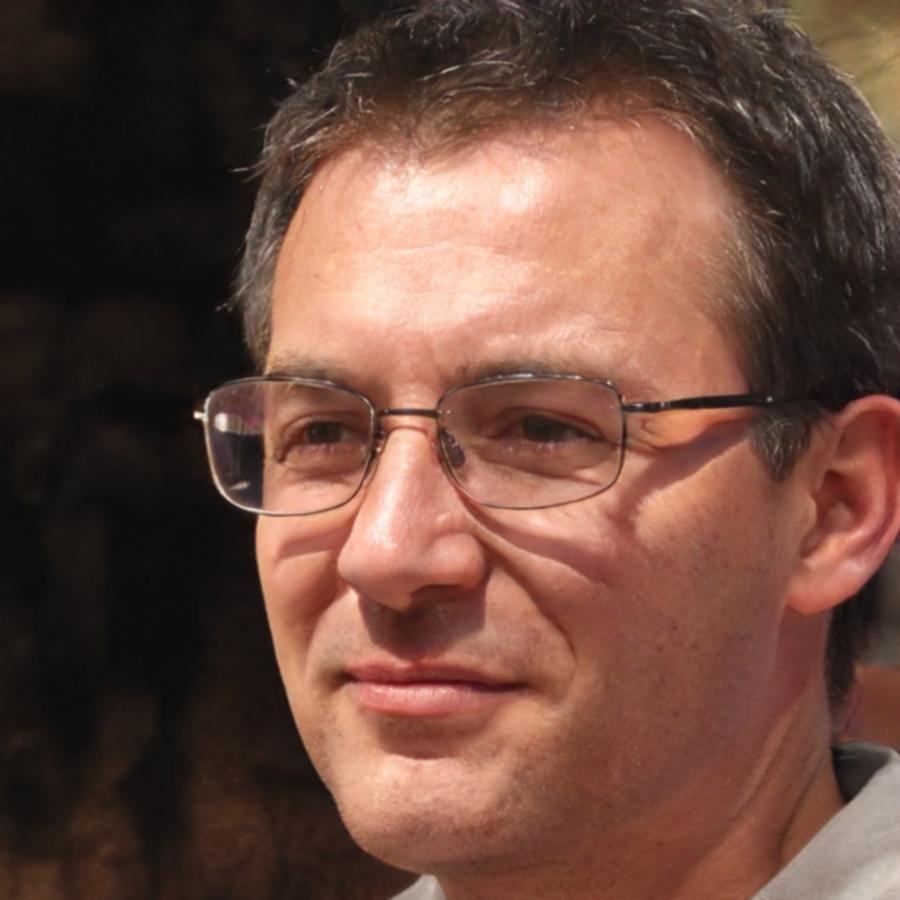 Erfahrener Finanzanalyst und Dozent bei der Arbeit