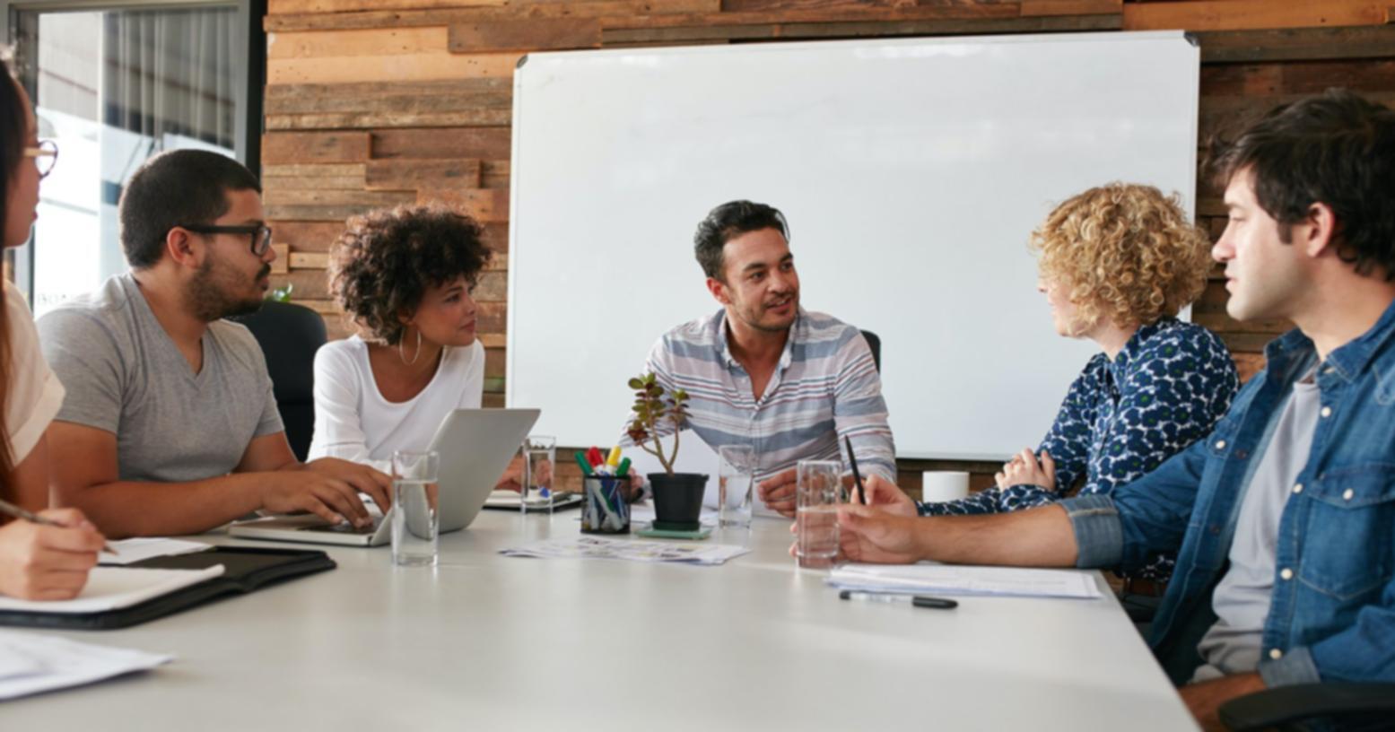 Arbeitsplatz mit Finanzunterlagen und Bildschirmen für Bewertungsanalysen